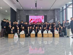 鮮花贈(zèng)芳華，好禮敬巾幗